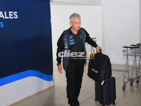 El entrenador cafetero encabezó la llegada de la Selección de Honduras al Aeropuerto Tontontín de Tegucigalpa. FOTO: Andro Rodríguez.