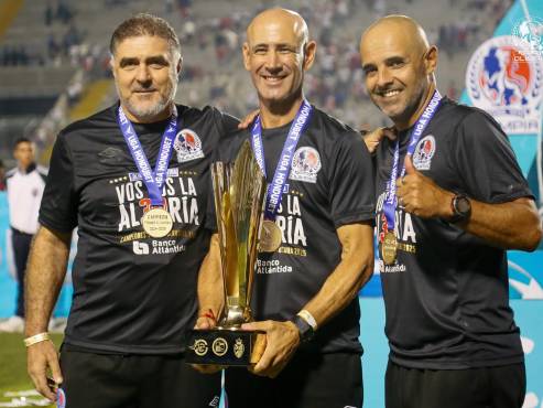 El entrenador argentino, Eduardo Espinel, con su último trofeo que conquistó cuando venció a Marathón en diciembre del año pasado. Foto cortesía CD Olimpia