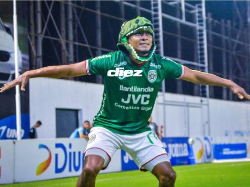 La curiosa celebración de Alexy Vega en su golazo ante Motagua. FOTOS: MAURICIO AYALA | NEPTALÍ ROMERO.