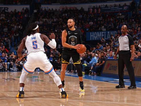 Stephen Curry jugó su segundo partido luego de su lesión.