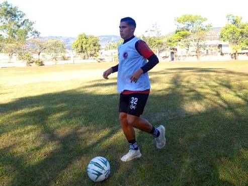 Jared Velásquez es el jovencito que el Tato García le pule al Olimpia.