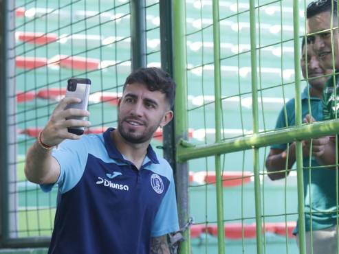 Aficionados del Marathón pidiéndole fotos a Agustín Auzmendi.