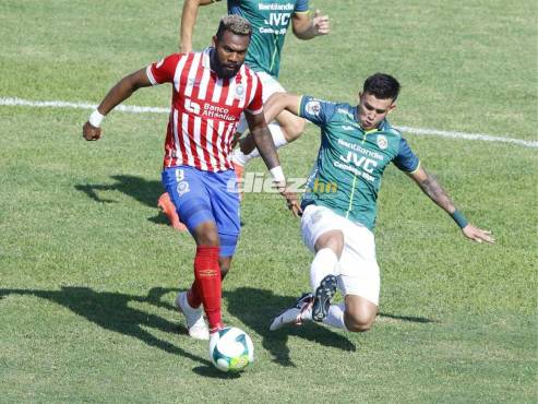 Jorge Benguché domina la esférica con la pierna derecha ante la barrida de André Orellana. FOTO: Neptalí Romero.