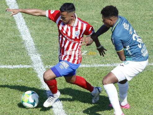 Edwin Rodríguez domina el balón ante la marca de Cristian Sacaza en el Yankel Rosenthal de SPS. FOTO: Neptalí Romero.
