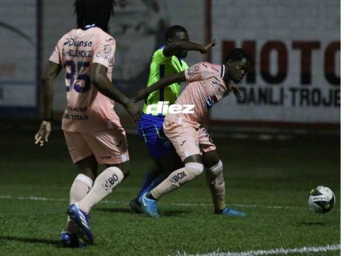 Jonathan Núñez cubre la pelota ante la marca de Elison Rivas. FOTO: Emilio Flores.