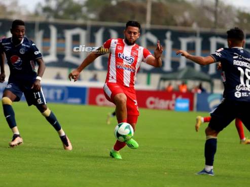 Josué Villafranca domina el esférico ante la marca de los motagüenses.