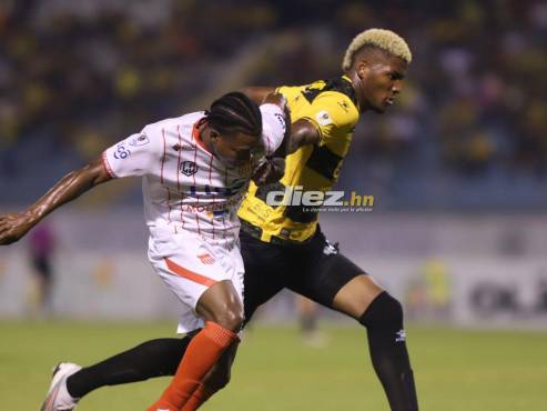 Anfronit Tatum disputa la esférica con Cristian Manaiza en el estadio Olímpico de SPS. FOTOS: Mauricio Ayala | Neptalí Romero.
