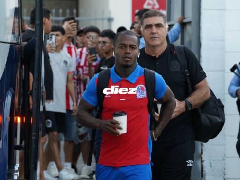 Los jugadores de Olimpia llegaron en medio de fotos y algarabía por parte de sus hinchas. FOTOS: NEPTALÍ ROMERO | MAURICIO AYALA | JEFFRED RAMÍREZ