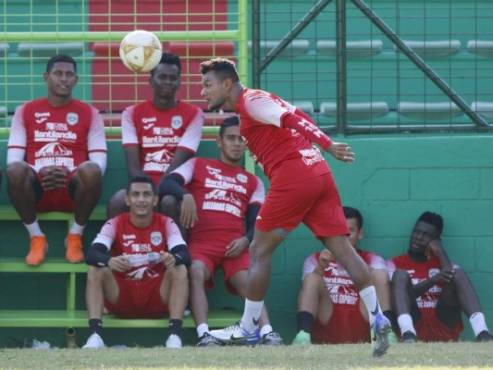 Mario Roberto MartÃ­nez HernÃ¡ndez es un futbolista hondureÃ±o. Juega como mediocampista y su equipo actual es El Club Deportivo MarathÃ³n MarathÃ³n de la Liga Nacional