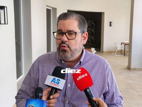 Roque Pascua mostró su descontento contra Emilio Izaguirre, director deportivo del Motagua. FOTO: Eric Castillo.