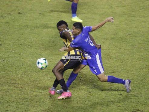 Cinco goles hubo en el duelo entre Real España-Victoria en el Estadio Olímpico de San Pedro Sula. FOTO: Neptalí Romero.