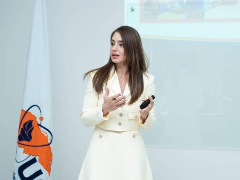 La multitalentosa atleta Sandra Hadith Alvarado recibe su Licenciatura en Nutrición