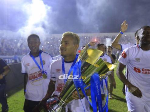 Patón Mejía levantando el cetro de campeón del Apertura 2022 de la Liga Nacional de Honduras.
