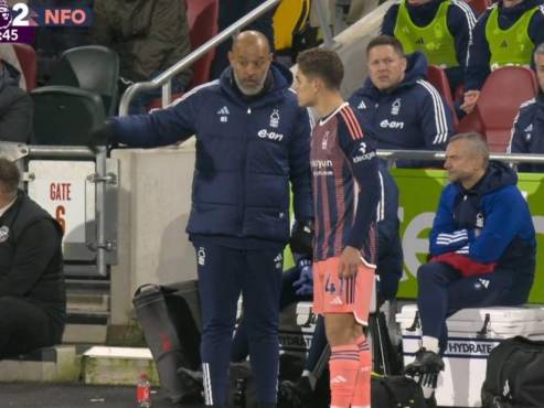 Con el dorsal 41 Brandon Aguilera hizo su debut con los colores del Nottingham Forest de Inglaterra.