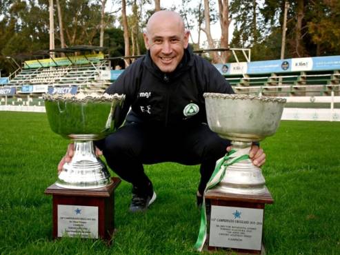 Espinel con los dos títulos obtenidos con el Plaza Colonia.