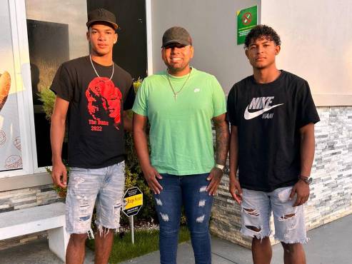 El presidente del Juventus FC Roatán junto a Clinton Benett y Alfred Jervis.