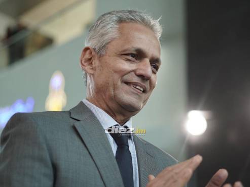 Reinaldo Rueda aplaude en su presentación como nuevo DT de la Selección de Honduras. FOTO: Mauricio Ayala.