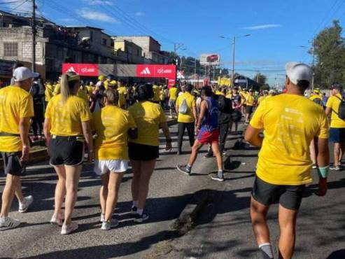 Los corredores detuvieron la maratón para ver lo que estaba sucediendo.