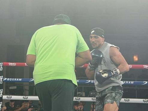 Téofimo López haciendo una exhibición en su entrenamiento en New York, listo para la pelea del viernes. Foto Eduardo Solano | Enviado