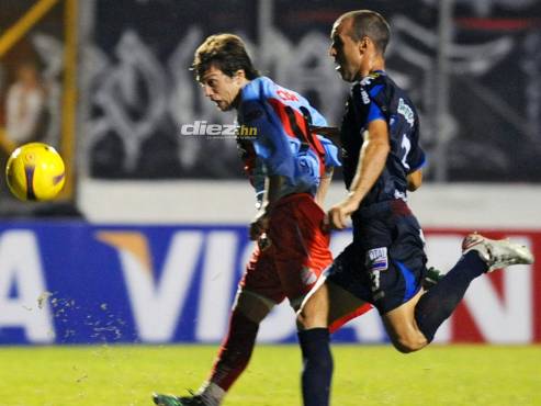 Guillermo Díaz Gastambide no puede evitar el gol del Papu Goméz en el Motagua-Arsenal por la Copa Sudamericana del 2008.