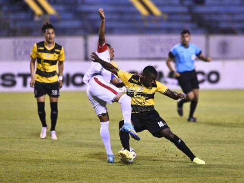 Wisdom Quaye le marca a Diego Reyes en el Olímpico Metropolitano de SPS. FOTOS: Mauricio Ayala | Neptalí Romero | Héctor Edú.
