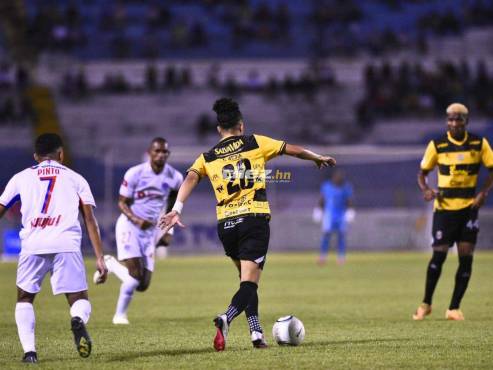 Carlos Mejía domina el balón ante la marca de José Mario Pinto. FOTOS: Neptalí Romero | Héctor Edú.