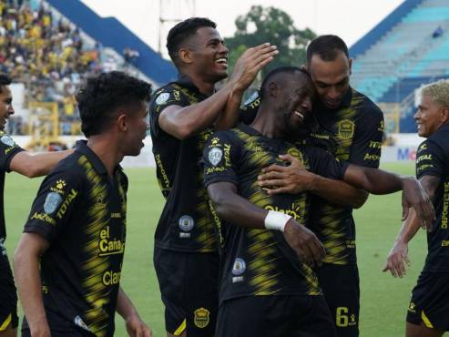 El delantero Darixon Vuelto celebra la anotación con la que están venciendo a Motagua en el Morazán. Foto: Mauricio Ayala