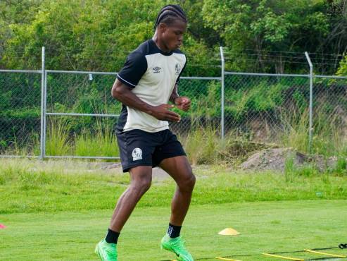 Demetri Gordon alternaba la primera plantilla con reservas en Olimpia.