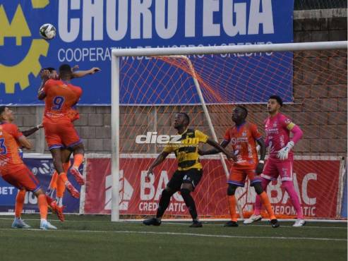 Real España no pudo ante Lobos UPNFM en el Estadio Emilio Williams de Choluteca. FOTO: Emilio Flores.