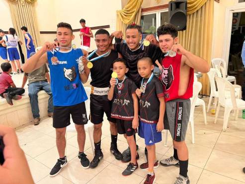 Con gran sonrisa y luciendo sus medallas, los boxeadores salieron contentos al obtener sus premios. FOTO: Cortesía.
