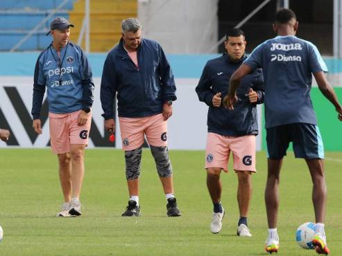 El entrenador del Motagua, Diego Vázquez, junto a su cuerpo técnico supervisando el último entrenamiento antes de jugar contra Cincinnati.