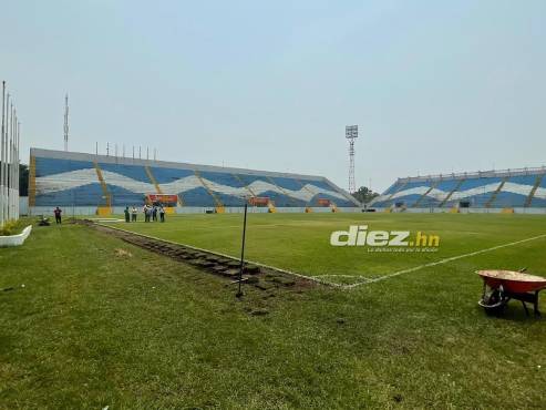 Al estadio Morazán ya le comenzaron a quitar la grama vieja. FOTO: Mauricio Ayala.