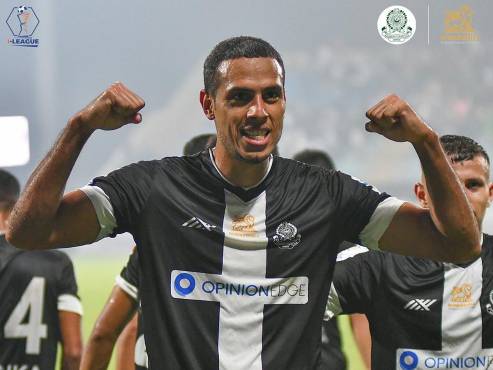 El hondureño Eddie Hernández celebrando su tercer gol en la India.