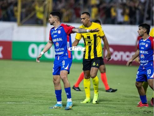 18': Xelajú empieza a atacar el costado derecho de Real España. FOTOS: NEPTALÍ ROMERO | MAURICIO AYALA.