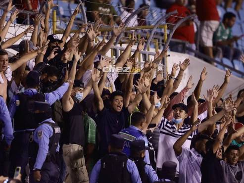 El grupo de aficionados del Real España que entraron al estadio. Rompieron uno de los portones del estadio para ingresar al estadio, informa la periodista Tanya Rodríguez de TVC.