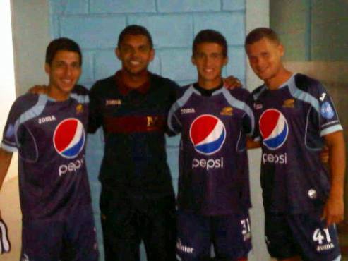 Gustavo Alvarado, Carlos Cruz, Christopher Bush junto a Amado Guevara.