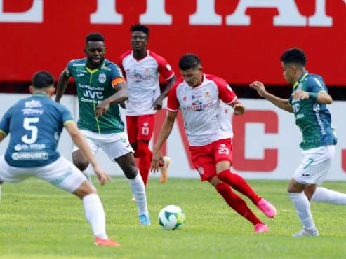 Con doblete de Clayvin Zúniga el Marathón derrota a la Real Sociedad y recupera así el segundo lugar del torneo