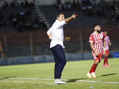 La “Tota” Medina le da instrucciones a sus jugadores en el estadio Ceibeño. FOTO: Esaú Ocampo.
