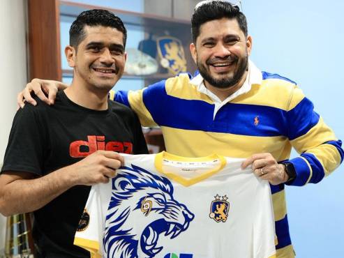 El periodista Carlos Castellanos, Enviado Especial de DIEZ, junto al presidente del Managua FC quien le entregó la camisa del club como agradecimiento.