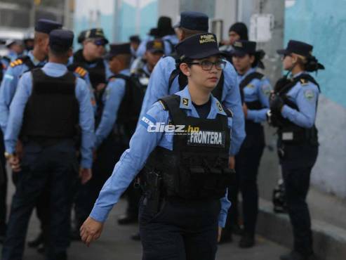 La Policía Nacional se hizo presente en el estadio Nacional Chelato Uclés. FOTO: Emilio Flores.