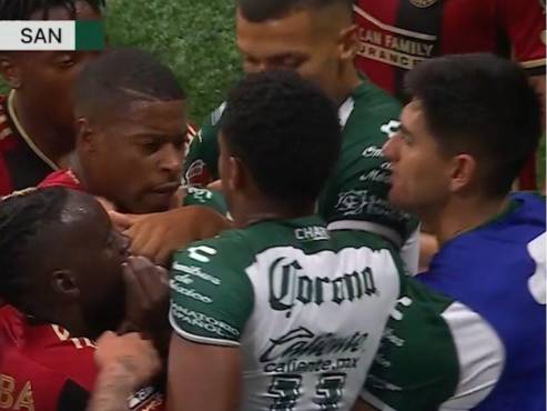 Choco Lozano se peleó con futbolistas del Atlanta United, pero el VAR rectificó la roja recibida al delantero hondureño.