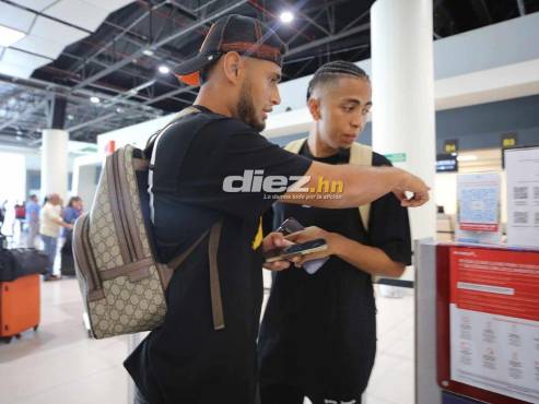 Alexander López y Rigoberto Rivas dialogan en el Aeropuerto Internacional de Palmerola. FOTO: David Romero.