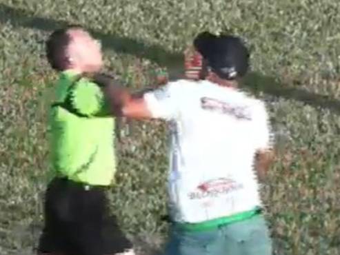 El entrenador del Alianza atacó al árbitro central del partido. Posteriormente, buscó a uno de los abanderados.