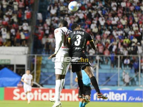 Arboleda pelea la pelota con Davis, defensor del CAI de Panamá. FOTO: David Romero.