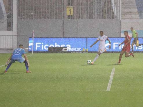 Jerry Bengtson se dispone a tirar ante la marca de César Oseguera, defensa de la Real Sociedad. FOTO: Emilio Flores.