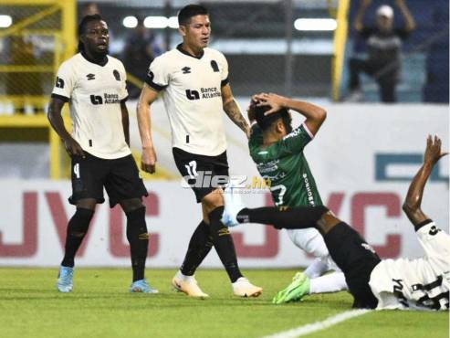Isaac Castillo se lamenta por una acción clara en el área de Olimpia. FOTOS: Mauricio Ayala | Neptalí Romero | Héctor Edú.