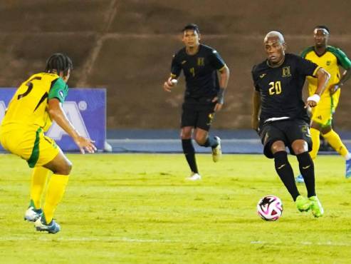Deybi Flores se mostró sólido en el medio campo. Foto FFH.