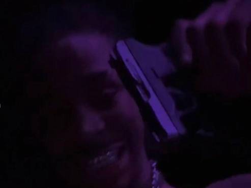 En el vídeo, que transmitió en directo a través de su cuenta de Instagram, Morant se exhibe con una pistola.