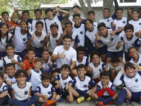 Jonathan Rubio junto a los chicos y chicas de la Academia POVOA. FOTO: Neptalí Romero.