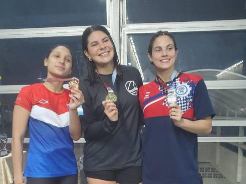 Sara Pastrana sigue demostrando estar a buen nivel en la natación.